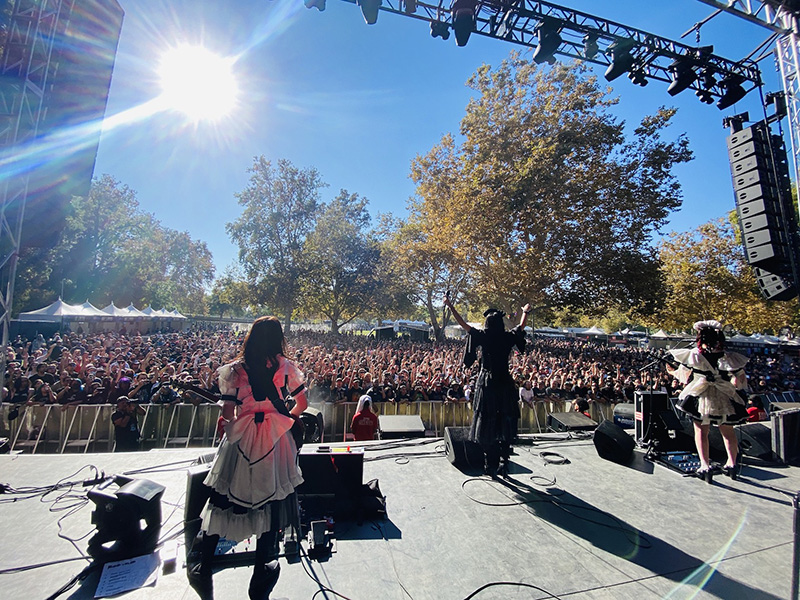 BAND-MAID、アメリカ最大級のロックフェス『AFTERSHOCK FESTIVAL2022』で超満員の快挙！約2万名動員の単独全米ツアーも開幕！