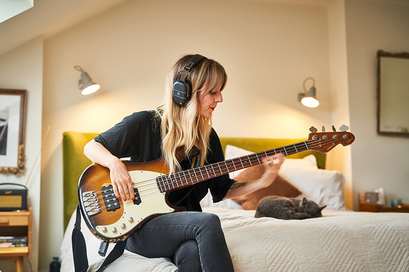 ボス(BOSS)ブランドの完全ワイヤレスのヘッドホン型ベースアンプ『WAZA-AIR BASS』