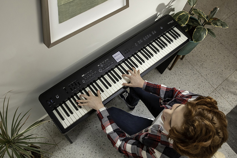 ローランドから本格的なピアノ音色とタッチ感、エンターテインメント機能も兼ね備えたポータブル・ピアノ「FP-E50」がリリースされた。