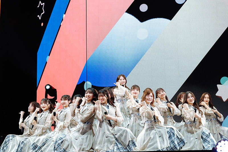 日向坂46が全国アリーナツアーを無事に完走！ 12人の四期生も初めてステージに立ち、四期生楽曲「ブルーベリー＆ラズベリー」を全力で初披露！