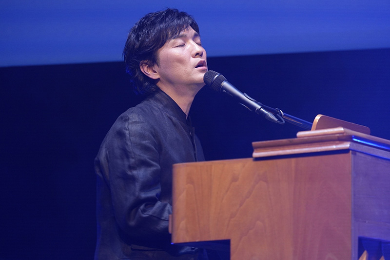 代々木の山野ホールにて「ロストケア　Special　Screening」と題して、森山直太朗による主題歌「さもありなん」のライブ歌唱付き試写会が行われ、上映が終わったばかりで余韻に満ちた会場に、森山直太朗が登場した。