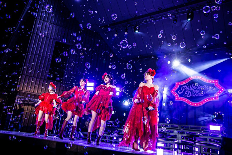 フィロソフィーのダンスに新メンバー木葭のの、香山ななこが加入することが、11月19日に日比谷公園大音楽堂にて行われた「十束おとは卒業コンサート ~ベスト・フォー・フォーエバー~」にて発表