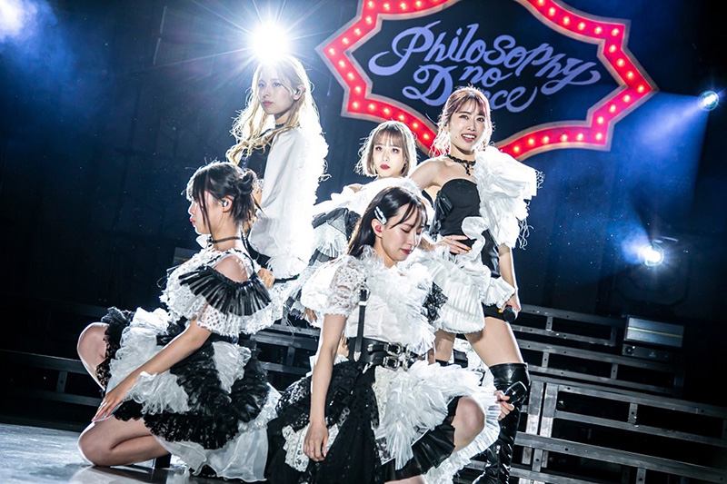 フィロソフィーのダンスに新メンバー木葭のの、香山ななこが加入することが、11月19日に日比谷公園大音楽堂にて行われた「十束おとは卒業コンサート ~ベスト・フォー・フォーエバー~」にて発表