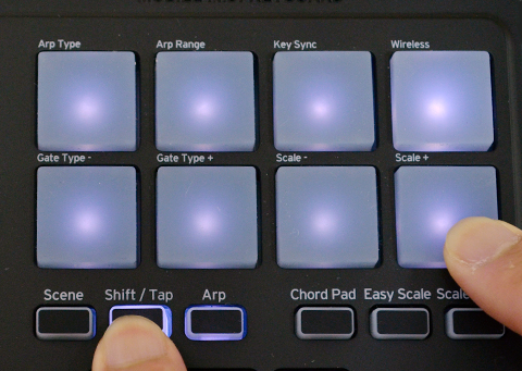 「Shift/Tap」を押しながらトリガー・パッドの「Scale +/-」を押してスケールを選択する。メジャー/マイナーの各種スケール、ブルース・スケールやペンタトニック、琉球風や中華風など15種類があり、選んだスケールは鍵盤のバックライトで確認できる中華風など15種類があり、選んだスケールは鍵盤のバックライトで確認できる