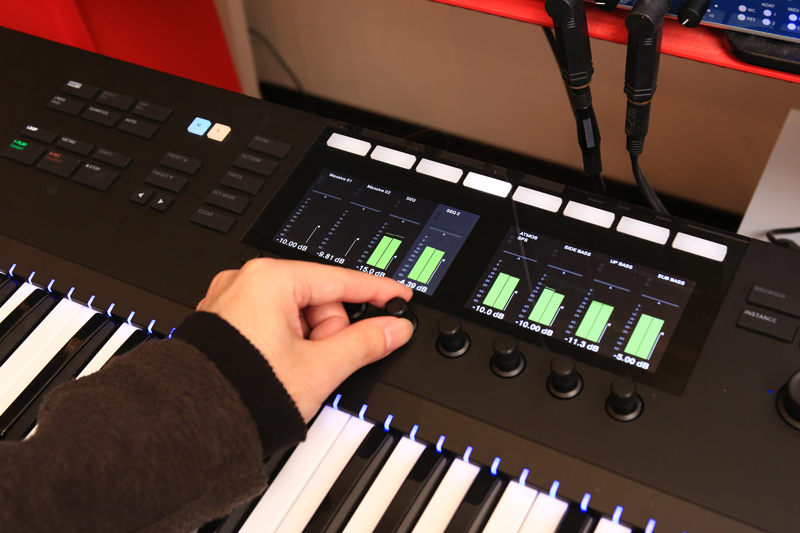 「KOMPLETE KONTROL S61」