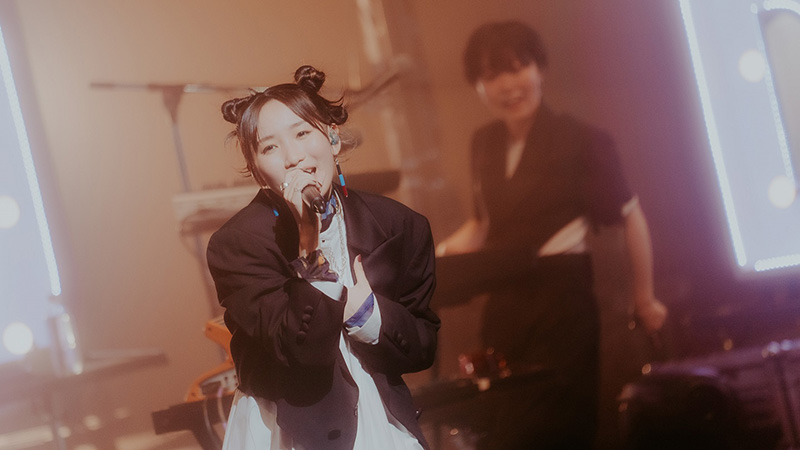 YOASOBI、2年前に工事現場の時に配信ライブを行った新宿・東急歌舞伎町タワー内『THEATER MILANO-Za』にてTikTok LIVEを開催!