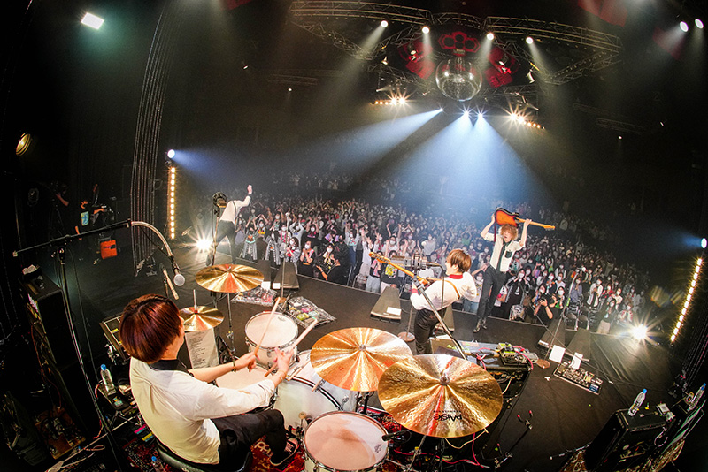 THE BAWDIES