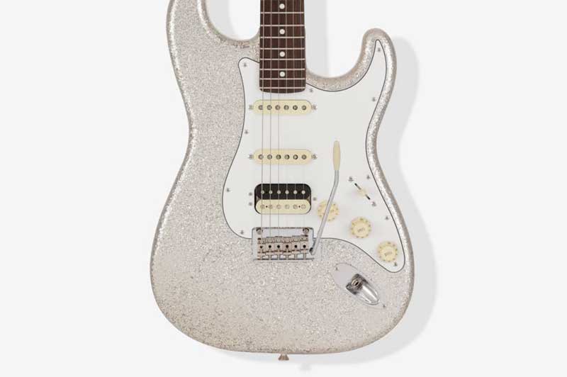 シルバースパークルフィニッシュのSTRATOCASTER HSSモデル
