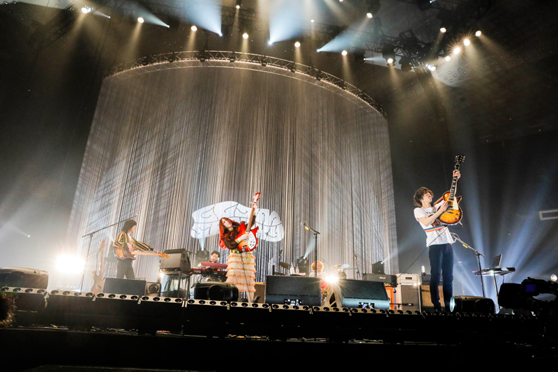 GLIM SPANKY、自身初の「GLIM SPANKY LIVE AT 日本武道館」超満員！