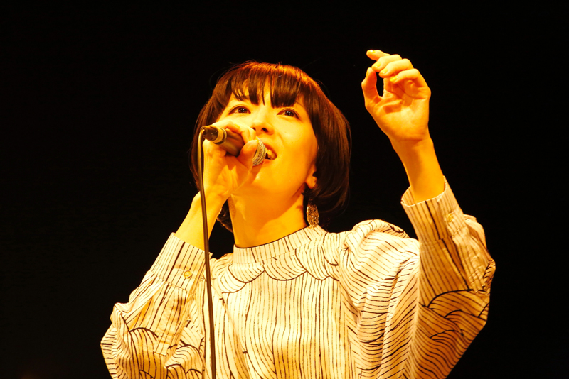 熊木杏里、アルバム『人と時』リリース記念ライブで情感溢れるステージを披露！