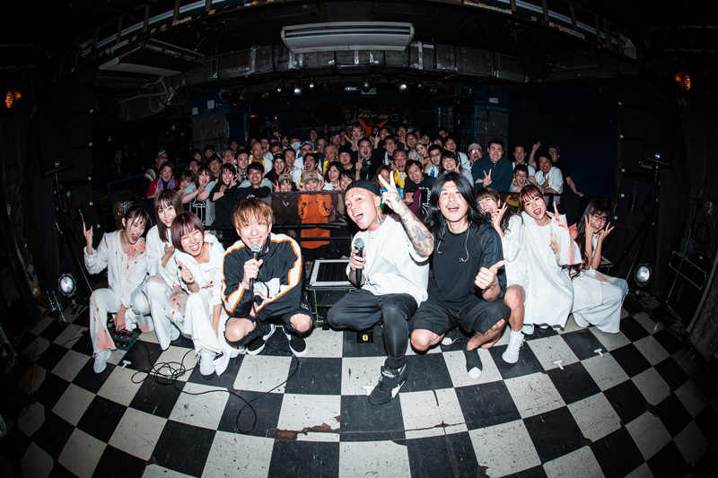 ６人組のアイドルグループ「大阪☆春夏秋冬」と２人組のロックバンド「BACK-ON」が昨日（12月4日）新宿ロフトで初となる2マンライブを開催！
