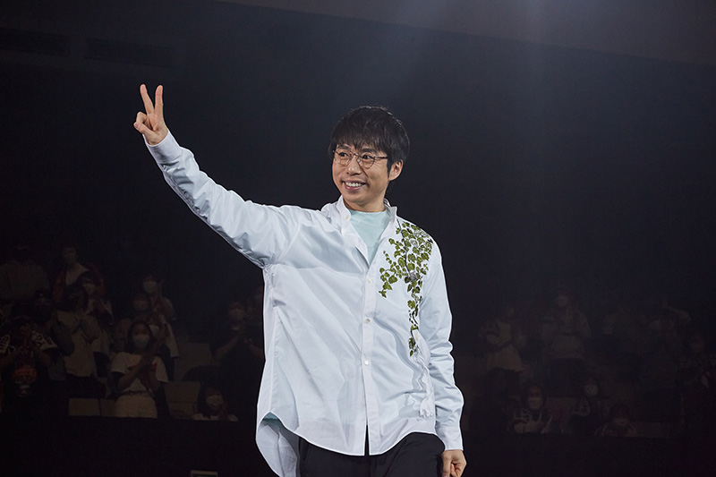 高橋優、メジャーデビュー10周年を記念した武道館ワンマン2Days『高橋優 10th Anniversary Special 2Days 「弾き語り武道館〜黒橋優と白橋優〜」』を完遂！