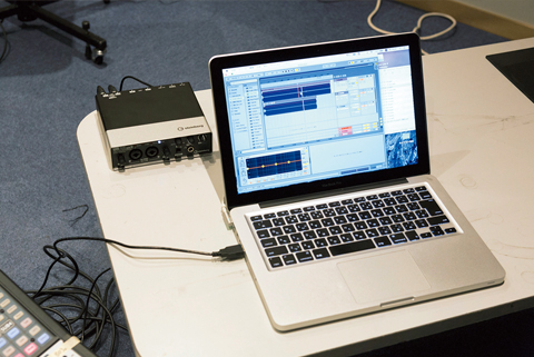 今回のサウンドチェックは、エイブルトンのDAWソフトLive 9とスタインバーグのUR 22 mkⅡ(オーディオインターフェイス)を使用し、TeddyLoidが自身の作ったトラックにEQでフィルターをかけたりして行なった