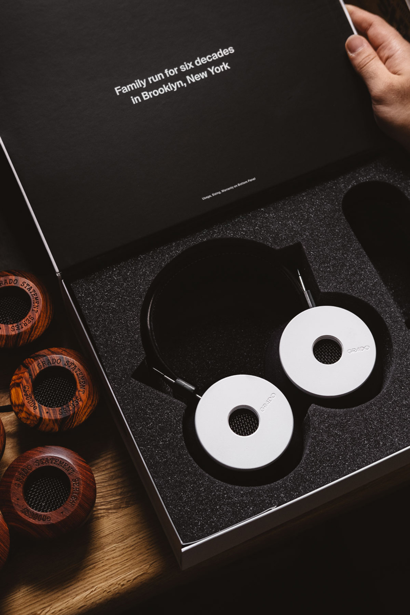 「The White Headphone」