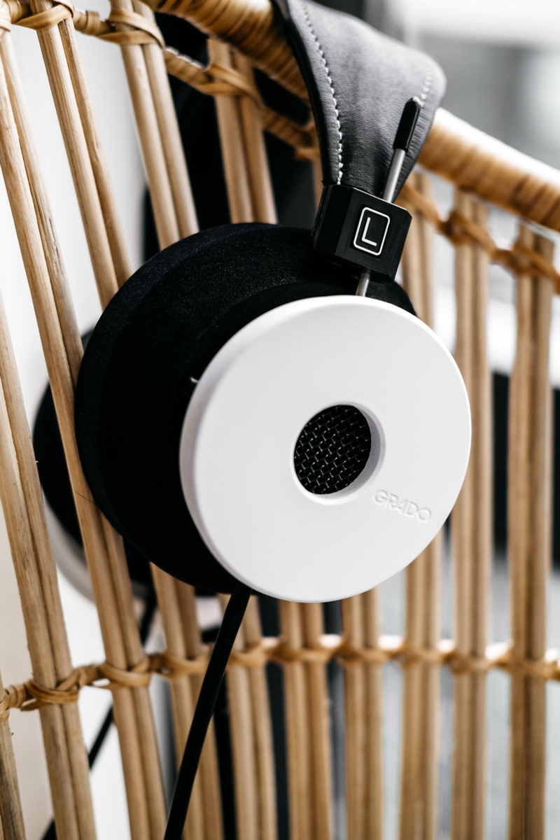 「The White Headphone」